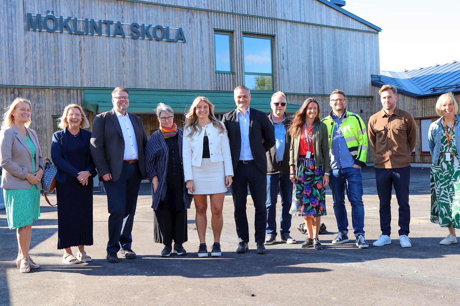 Representanter från Sala kommun och politiken framför den nyinvigda skolan.